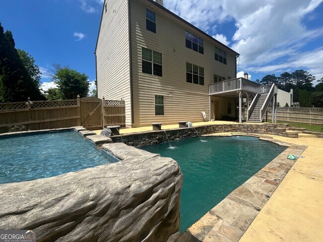 Building Photo - 711 Pine Grove Cir