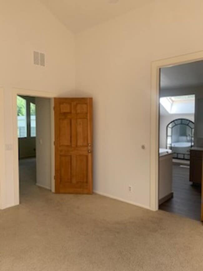 Building Photo - Beautiful 4 Bedroom 2.5 Bath home in Sun Valley