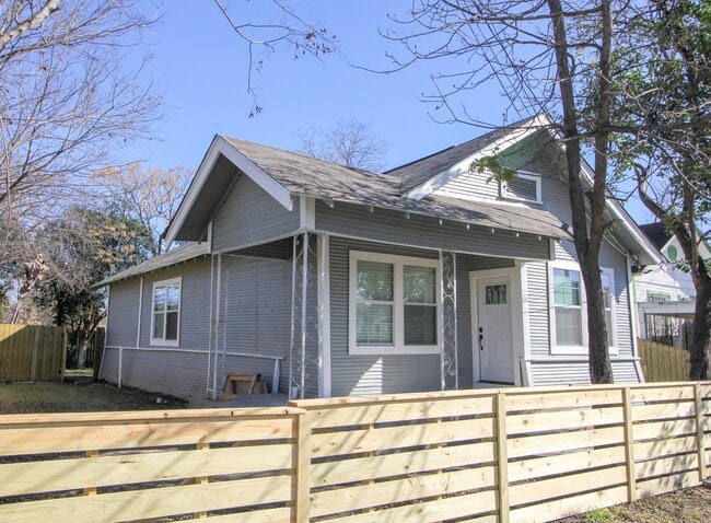 Primary Photo - Downtown 3 bedroom 2 bath gorgeous remodel