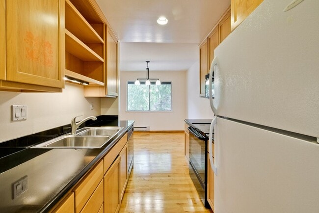 Building Photo - Very Spacious 2BR 2BA Condo in the Heart o...