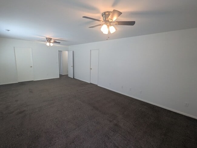 Building Photo - Single Story Home 4 bedroom + Enclosed pat...