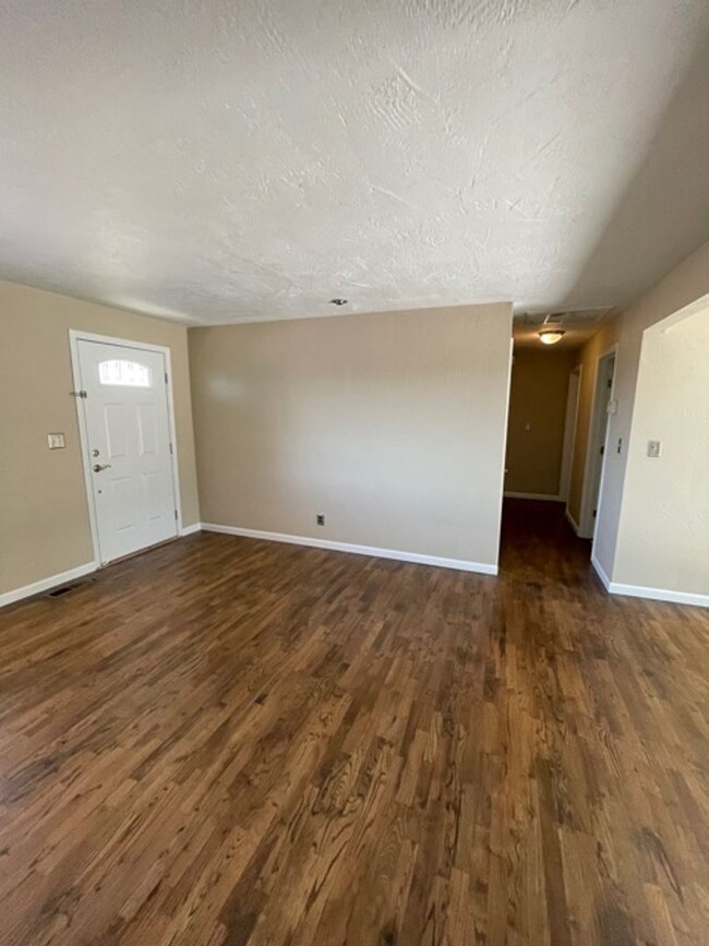 Building Photo - Available Large 3 Bedroom 1 Bath with Conv...