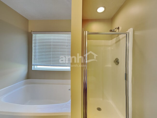 Building Photo - 2853 Park Knoll Dr