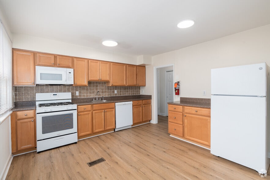 2BR, 1BA - 1,000SF - Kitchen - Elkins Park Gardens