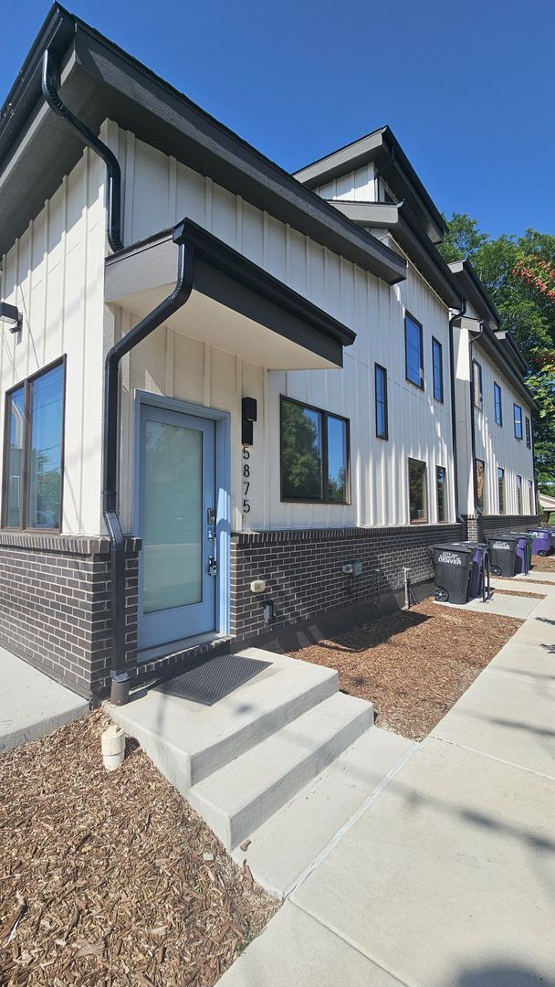 Primary Photo - Modern Townhome with off street Parking in...