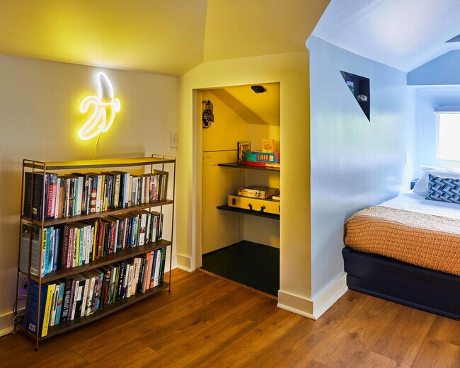 Building Photo - 1623 11th Pl S