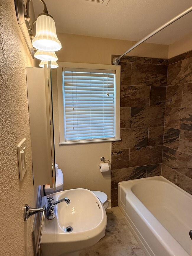 Building Photo - 2 BR/1BA | Bungalow with a bonus room  | Spacious backyard!