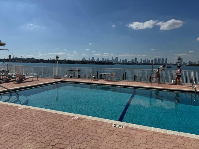 Building Photo - 1228 West Ave