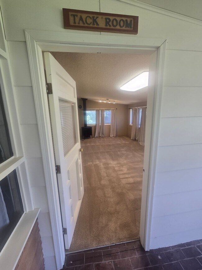 Building Photo - Rural 3 Bedroom Home in Fort Collins with Attached Garage and HUGE Yard Now Available! NO HOA!
