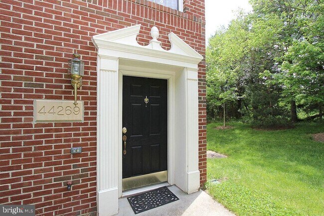 Building Photo - Beautiful 3-Bedroom, 2.5-Bath End-Unit Gar...