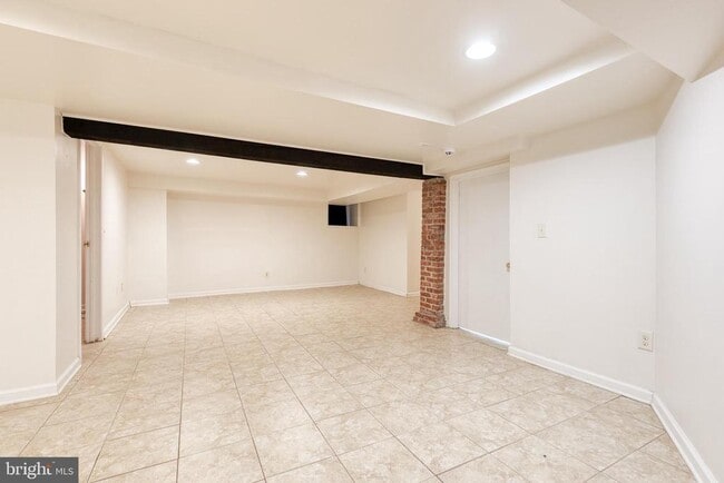 Building Photo - 401 E Lake Ave