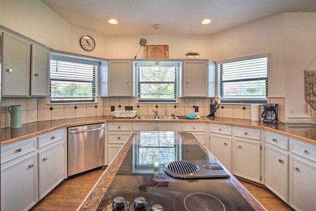 Building Photo - 15805 Richards Dr