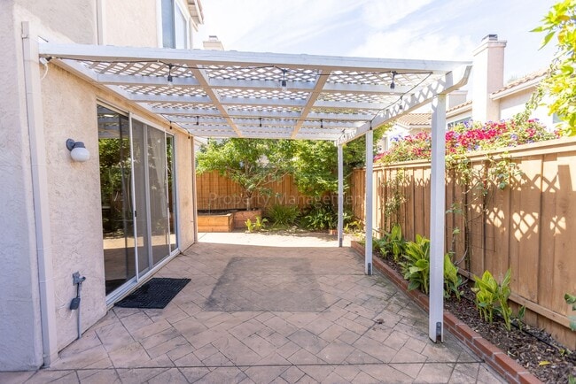 Building Photo - Beautiful home in Sunset Glen with 4 bedrooms 2.5 bath, 1726 Sq Ft available NOW