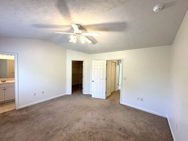 Building Photo - Taylor Spring Townhouse With Garage and Basement