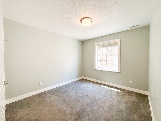 Building Photo - Luxury 5-Bedroom Rental with Pool, Finishe...