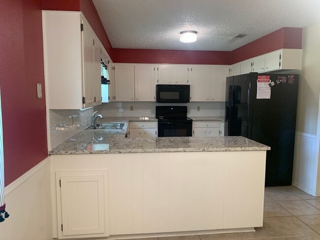 Building Photo - Cozy and Quaint 2 bedroom 2 bath with bonu...