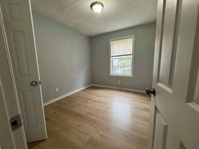 Building Photo - 8016 Lexington Dr