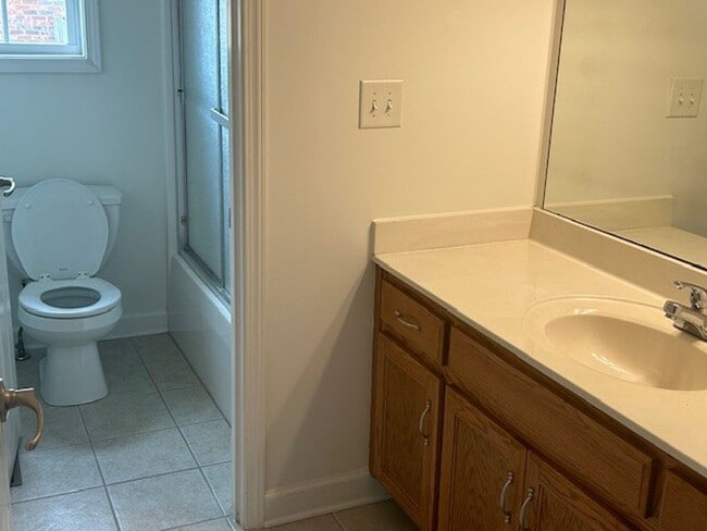 Building Photo - 4236 N Woodstock Dr