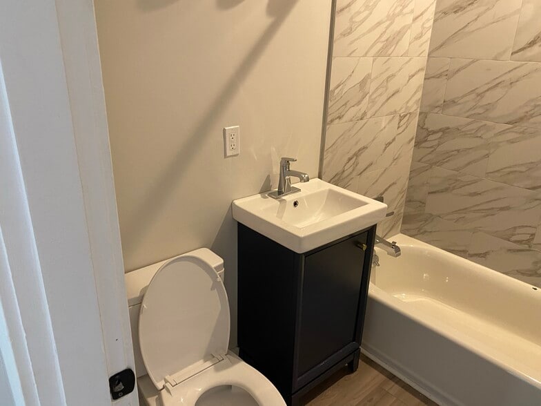 Back bathroom - 613 Blenheim Ave