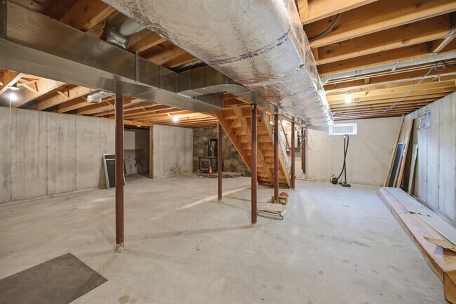 Building Photo - 564 Main St