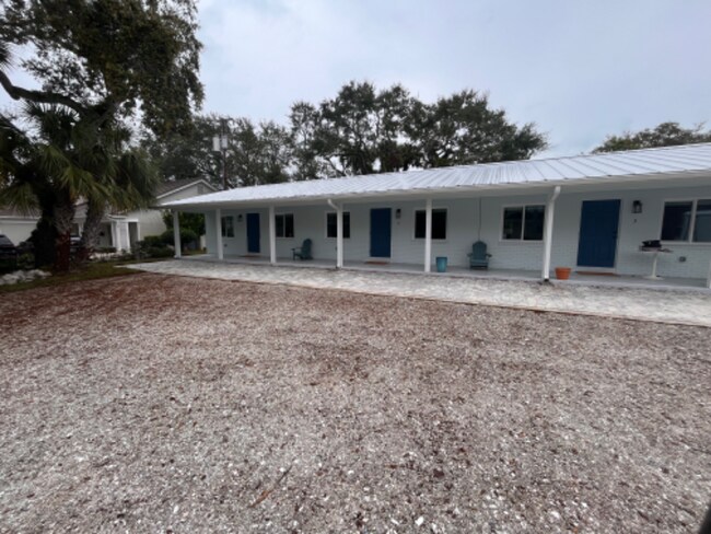 Building Photo - 615 Azalea Ln