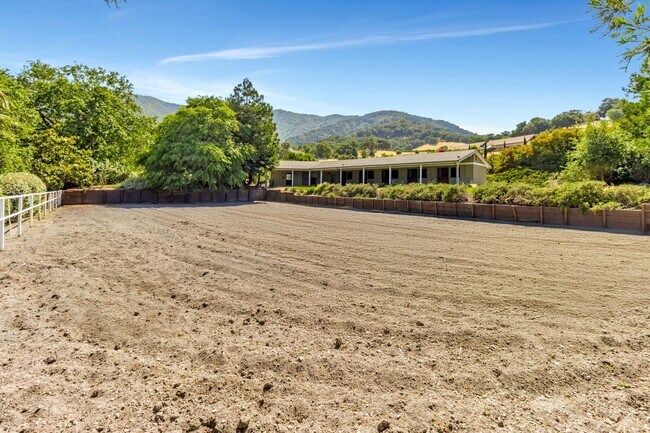 Building Photo - Welcome to Refined Country Living in Los G...