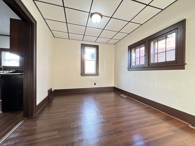 Building Photo - 320 E 26th St