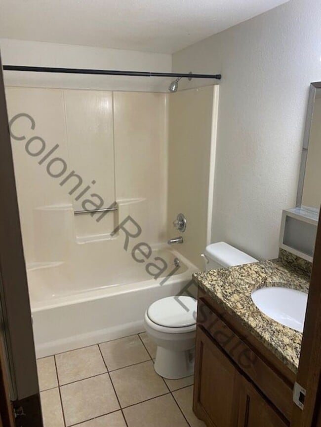 Building Photo - Cozy 1 Bedroom 1 bathroom Apartment. Central heat and air throughout, granite countertops, and up...