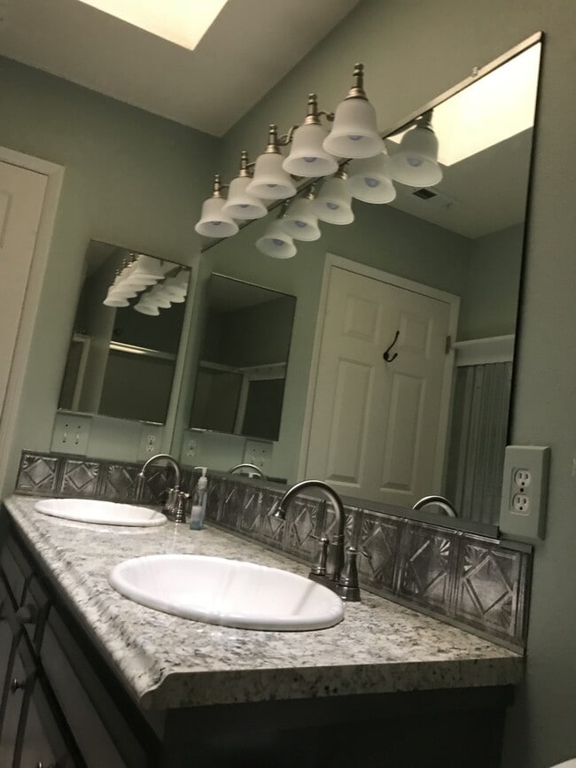 Building Photo - Beautiful 4 bedroom custom