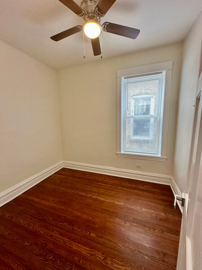 Building Photo - 1311 W Foster Ave