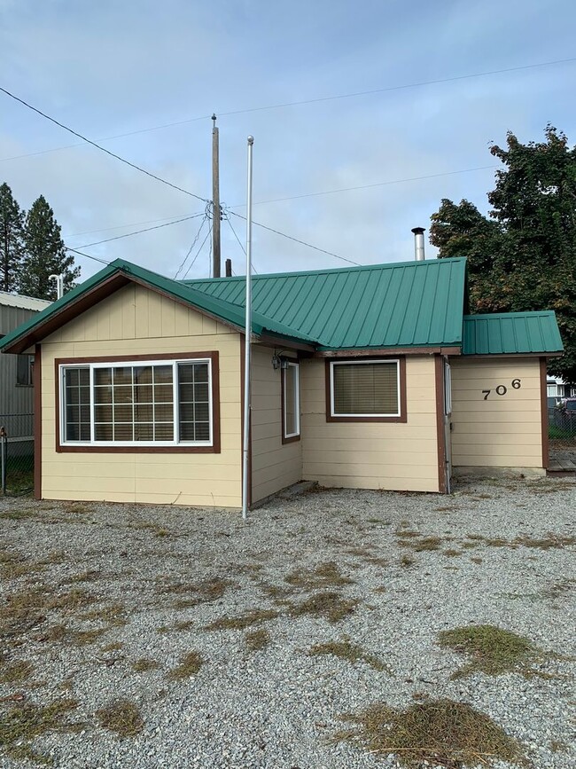 Building Photo - 2 bedroom 1 bath house with HUGE shop loca...