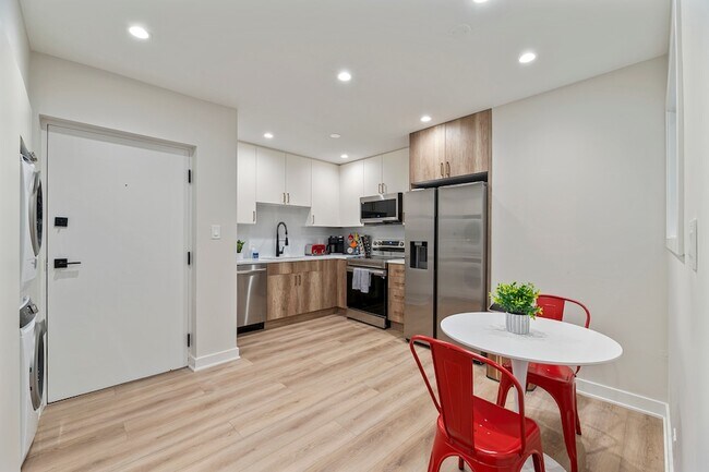 Building Photo - 7109 N Western Ave