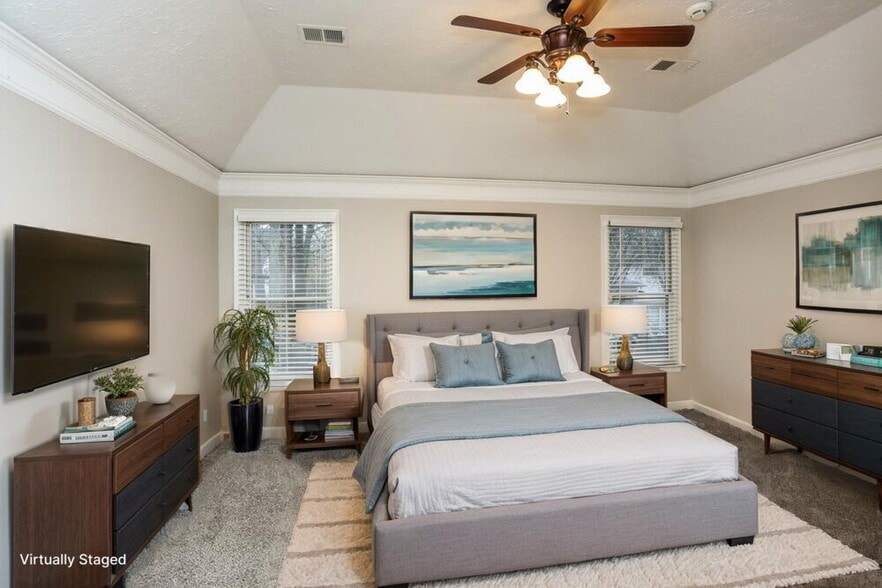 Building Photo - 8633 Meadow Green Dr