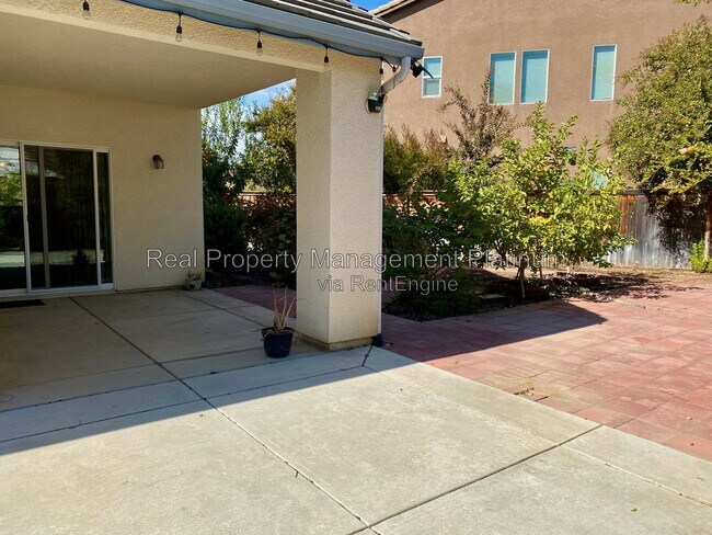 Building Photo - 8616 N Garden Ave