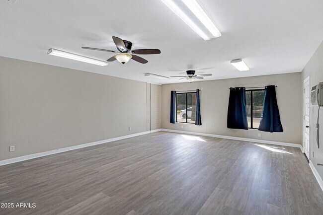 Building Photo - 110 W Del Rio Dr