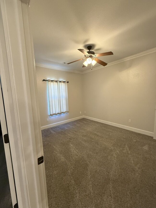 Building Photo - 3 Bedroom 2 Bathroom home. Available NOW!
