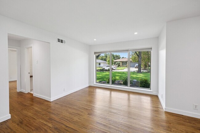 Building Photo - 9918 Coldwater Cir