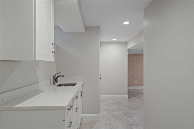 Building Photo - 474 Burncoat St