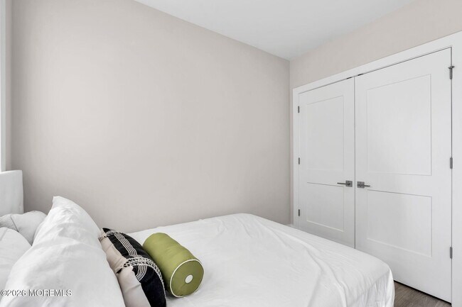 Building Photo - 218 3rd Ave