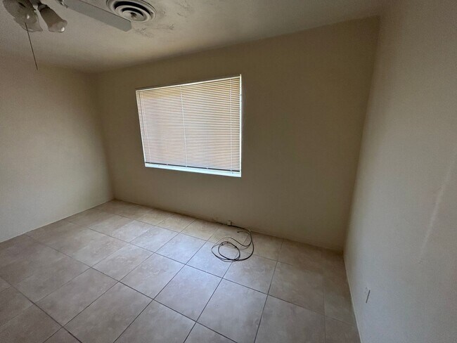 Building Photo - Spacious 4 bedroom, 2 bathroom home locate...