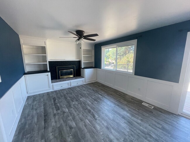 Building Photo - 3 Bedroom, Pet Friendly Home with Large Fe...
