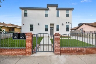 Building Photo - 513 S Oak St