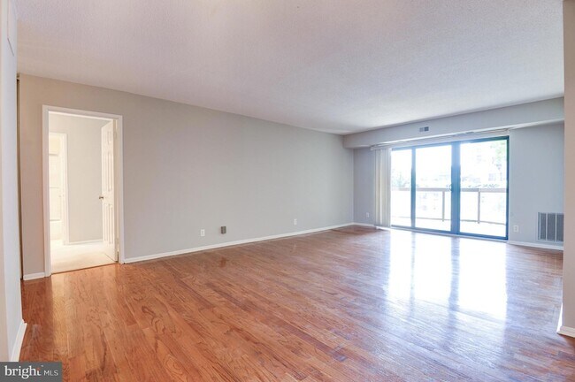 Building Photo - 8370 Greensboro Dr