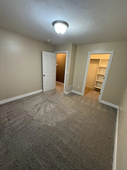 Building Photo - 1390 Stoneridge Dr