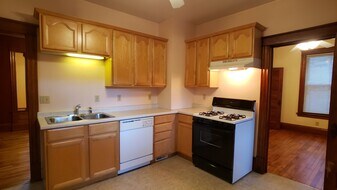 Building Photo - 2713 Delaware St SE