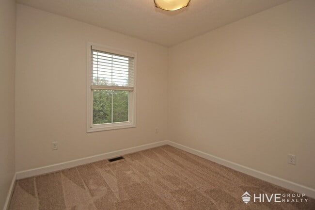 Building Photo - Modern 3BR Townhouse with Private Backyard...