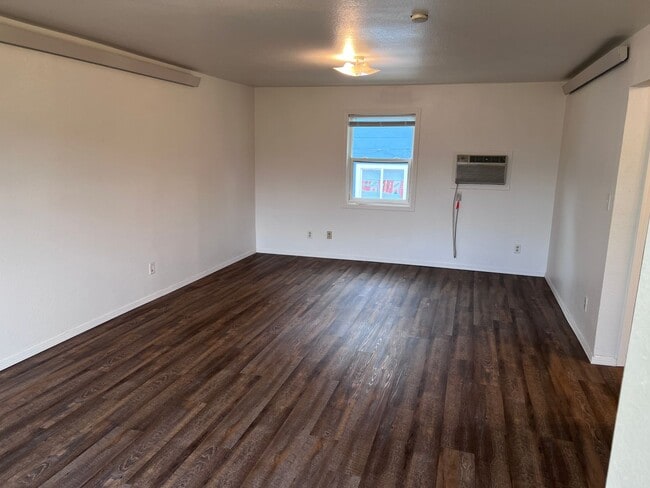 Building Photo - 3-Bed, 1-Bath Duplex with New Flooring & U...