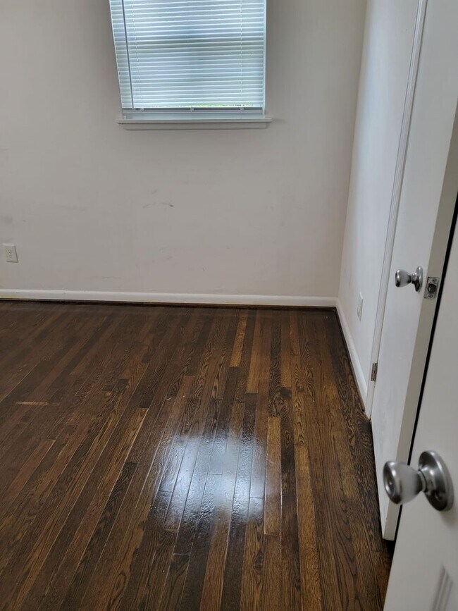 Building Photo - Front half of duplex, 2 bedroom 1 bath