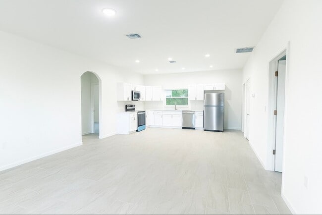 Building Photo - Brand New 3 Bed / 2 Bath Rental in Cape Coral