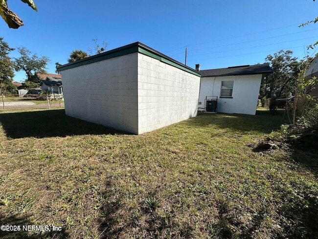 Building Photo - 803 Crestwood St